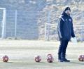 Bild: Ziegler
Auftakt in der Kälte, eine Woche in der warmen Türkei, jetzt wieder Auftritt im Kühlen: Gebenbachs Trainer Faruk Maloku tritt mit seiner Truppe zum Vorbereitungsspiel in Regensburg an.