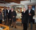 Bild: krb
Zur Ausstellungseröffnung kann mit einem Apothekerschnaps auf ein gutes Gelingen angestoßen werden. Bürgermeister Troppmann hat hierfür aus Oberviechtach das Eisenbarth-Elixier besorgt.