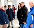 Bild: do
Auf ein unerwartet großes Bevölkerungsinteresse stößt am Samstag die zweistündige Öffnung des vor der Fertigstellung stehenden kommunalen Mietwohngebäudes. Bei den Rundgängen gibt Bürgermeister Werner Roder (Zweiter von rechts) nähere Auskünfte.