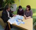 Bild: Netzwerk Inklusion/exb
Sie empfehlen die Broschüre der Landeszentrale für politische Bildungsarbeit ohne Vorbehalt: Friedrich Wölfl, Selbstvertreterin Monika Übelacker und Christina Ponader (von links) haben sie gemeinsam durchgesehen und auf Verständlichkeit geprüft. Fazit: „Gut zu lesen, sehr übersichtlich, eine echte und schnelle Hilfe für alle Wähler.“
