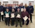 Bild: Eichl
Bei der Feuerwehr Lanz geht man zur Jahreshauptversammlung, wenn man geehrt wird, auch wenn man von weiterher anreisen muss: Alois Unger (sitzend, Zweiter von rechts) ist seit 70 Jahren dabei.