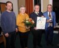 Bild: wro
Als Anerkennung seiner Verdienste wurde Fritz Holm mit der Goldenen Bürgermedaille ausgezeichnet. Zur Würdigung gratulierten auch CSU-Ortsvorsitzender und Fraktionssprecher Michael Dutz, Bgm. Toni Dutz und Holms Ehefrau Christa (von rechts). Im Namen des Marktrates und der Gemeinde gratulierte auch 3. Bürgermeister André Putzlocher (links).