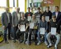 Bild: sön
Mit den Schülern freuten sich die Verantwortlichen der Mittelschule und der Gemeinde: Fachoberlehrer Hans Ram, Bürgermeister Roland Strehl, Colin Mathy, Christoph Hierl, Max Scherer, Rektor Florian Fuchs (hinten, von links), Rene Köstler, Amelie Schmidt, Kilian Seitz und Peter Graf (vorne, von links) bei der Übergabe der CNC-Zertifikate.