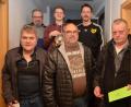 Bild: dob
Karl Scharf aus Nagel (rechts) holt sich den ersten Platz beim SV-Preisschafkopf in Waldau. Dorfmeister wird diesmal Karl Schaller (hinten. links). SV-Vorsitzender Roman Lindner (hinten, rechts) freut sich über den Zuspruch.