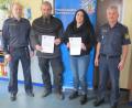 Bild: exb
Dienstgruppenleiter Erwin Bauer (links) und Dienststellenleiter Werner Stopfer (rechts) von der Polizeiinspektion Eschenbach danken Martin Ruhland und Jennifer Merther für ihren engagierten Einsatz im Oktober 2019.