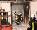 Bild: gf
Mit schwerem Atemschutz und Schaum hatte die Feuerwehr den Brand schnell unter Kontrolle. Bild: gf