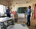 Bild: exb
Mit einer geschickten Anordnung des Mobiliars kämen auch größere Klassen in der oberbayerischen Grundschule Langenpreising gut mit den verkleinerten Zimmern aus, erläutert Schulleiter Martin Brandlmaier (rechts) dem Dritten Bürgermeister der Gemeinde Neukirchen, Christian Beyer.