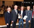 Bild: ckl
Beim Politischen Ascherfreitag des CSU-Kreisverbandes in der Erbendorfer Stadthalle (von links) : Landtagsabgeordneter Tobias Reiß, CSU-Ortsvorsitzender Johannes Reger, Staatsminister Bernd Sibler, CSU-Kreisvorsitzender und Landratskandidat Roland Grillmeier sowie JU-Landesvorsitzender Christian Doleschal. Die Oberpfälzer Mandatsträger überreichten dem Staatsminister Pralinen und Hochprozentiges aus Erbendorf.