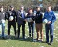Bild: gru
Zur Spendenübergabe auf dem Sportplatz treffen sich (von links) Joachim Beyerlein, Markus Paulus, Bernd Fischer, Hans Klann, Elisabeth Dehling, Rüdiger Reiche und Robert Pickel.