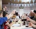Bild: jma
"Wer täglich säuft Bier, Schnaps und Wein, der kommt bald in den Himmel rein. Doch da ist die Enttäuschung groß, dort gibt es Regenwasser bloß", predigt Pater Klaus beim Starkbierfest der Freien Wähler.