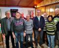 Bild: hir
Bürgermeister Richard Tischler gratulierte dem wiedergewählten Vorstandsgremium des Hasenvereins: Vorsitzender Gerhard Kiener, Andreas Biller, Roland Vetter, Hubert Fröhler, stellvertretender Vorsitzender Hans Stahl, Paul Varnhold, Jutta Kiener und Michael Zitzler (von links).
