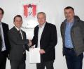 Bild: lep
Die Bayernwerk Netz GmbH wird in Kirchenthumbach auch in den nächsten 20 Jahren die Stromnetze betreiben: Bürgermeister Jürgen Kürzinger (Zweiter von rechts), André Zorger, Leiter Kommunen und Kooperationen Ostbayern des Bayernwerks (links daneben), Kommunalbetreuer Markus Windisch (links) und Albert Bader vom Kundencenter Weiden (rechts) nach der Unterzeichnung des Konzessionsvertrags.