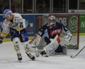 Bild: gb
Die Blue Devils unterlagen am Sonntag dem SC Riessersee mit 2:3. Damit haben die Weidener keine Chance mehr auf das Erreichen der Play-offs. Der Garmischer Anton Radu (links) zerstörte im Schlussdrittel mit zwei Treffern die letzten Hoffnungen, rechts Devils-Keeper Daniel Filimonow.