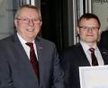 Bild: Foto Graggo
Jürgen Kilger, der Hauptgeschäftsführer der Handwerkskammer, zeichnet Gerald Blödt (rechts) aus.
