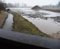 Bild: Gabi Schönberger
Im Moment ruht die Baustelle am Krebsbach. Auf der ausgeschobenen Retensionsfläche steht das Regenwasser der vergangenen Tage.