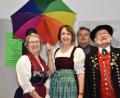 Bild: hcz
Dass es beim Jubiläum regnen wird, hofft Schirmherrin Annette Karl nicht. Der bunte Schirm eignet sich sowieso besser als Sonnenschirm. Um die Übernahme der Schirmherrschaft bitten sie Christa und Wilhelm Binner sowie Günther Magerl (hinten).