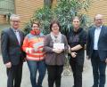Bild: jzk
Bürgermeister Werner Nickl (links) und Roman Schäffler (rechts) überreichten Spenden in Höhe von jeweils 350 Euro an Kristina Konz (BRK-Bereitschaft Kemnath), Claudia Heier und Kevin Wienerl (beide Seniorenzentrum „Haus Falkenstein“, von links).