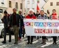 Bild: Hösamer
Hinter dem Transparent des Schwandorfer Bündnisses gegen Rechtsextremismus versammelten sich rund 350 Demonstranten Bürger und zogen vom Schwandorfer Bahnhof zum Marktplatz.