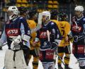 Enttäuschte Blue Devils gratulieren dem Gegner: Die Weidener sind heuer in den Play-offs nur Zuschauer.