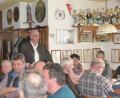Bild: fm
Landkreis-Themen brachte Kreisrat Martin Pöllath (stehend, im Hintergrund) bei einer Veranstaltung der Freien Wählerschaft Neukirchen in Oberreinbach auf die Tagesordnung.