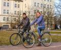 Bild: Wiesel/OTH Amberg-Weiden/exb
Drahtesel zu vermieten: Stefan Stiegler (links) von der Studierendenvertretung und Annabelle Wolff, Leiterin des International Office, haben Fahrräder für Studierende aus dem Ausland organisiert.