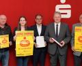 Bild: ref
Bei der offiziellen Präsentation des Landkreislaufes 2020 (von links): Streckenchef Erich Dömel, Sohpie Ibler, Sportbeauftragte am Landratsamt, Dieter Meier, Vorstandsvorsitzender der Sparkasse Amberg-Sulzbach, Landrat Richard Reisinger und Robert Graf, Leiter der Sportförderung des Landkreises Amberg-Sulzbach.
