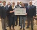 Bild: sak
Bei der Spendenübergabe (von links): Kassier Claudia Gebhardt, Dirigentin Sabine Kredler, Monika Ertl (Kindergarten), Ehrendirigent Hans Hufsky, Johanna Kraus (Kindergarten) und Vorsitzender Harald Lukesch.