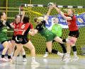 Bild: Hubert Ziegler
Vor der gut haltenden jungen Sulzbacher Torhüterin Neele Zimmermann (Mitte hinten) attackiert die Sulzbacher Rückraumspielerin Lena Zientek (rechts) die ballführende Amelie Müller von der SG DJK Rimpar.