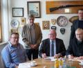 Bild: weu
Bürgermeister Heinz Weigl (Mitte) freut sich gemeinsam mit den Fraktionsvertretern Josef Lohrer und Christian Schneider (rechts) sowie Kämmerer Michael Hösl (links) über die Übernahme der Trägerschaft des neuen Kindergartens durch das BRK. Den Vertrag unterzeichnete Kreisgeschäftsführer Otto-Josef Langenhan (vorne, rechts).