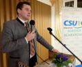 Bild: ohr
Im Landkreis Schwandorf beträgt die Arbeitslosenquote drei Prozent. Das bedeutet Vollbeschäftigung, merkt Landrat Thomas Ebeling beim traditionellen Ripperlessen des CSU Ortsverbandes Schwarzach zur Wahlauftaktveranstaltung in der Waldschenke an.