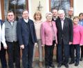 Bild: no
Bei der Gratulationscour (von links): Clemens Lindner (MGV Illschwang), Bürgermeister Dieter Dehling, Hermann Weiß (MGV Illschwang), Pfarrer Konrad Willi, Marianne Metzner (Imkerverein Vilseck), Gertrud Hüttner, Richard Schecklmann (Imker-Bezirksvorsitzender Oberpfalz), Michael Hüttner, Helmut Heuberger (Bienenzuchtverein Sulzbach-Rosenberg), Gerda Ibler und Inge Eichenseer (Katholischer Frauenbund Illschwang) sowie Nadine Dehling (OGV Angfeld).