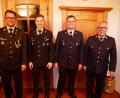 Bild: flm
René Friedrich (Zweiter von links) ist neuer stellvertretender Vorsitzender, Michael Dietl (Zweiter von rechts) neuer Zeugwart. Vorsitzender Dr. Wolfgang Fortelny (rechts) und Kommandant Tobias Tippmann (links) gratulierten. Der ebenfalls gewählte Sebastian Koch fehlte erkrankt.