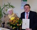 Bild: Stefanie Gradl
Bürgermeister Hans-Martin Schertl überbringt der Jubilarin Emma Nosik die Glückwünsche der Stadt Vilseck zum 85. Geburtstag.