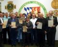 Bild: mor
Schützenmeister Bernhard Ott (links), Bürgermeister Edgar Knobloch und stellvertretender Gauschützenmeister Thomas Buch ehrten treue Mitglieder der Grafenwöhrer Hubertus-Schützen für 20-, 25-, 30-, 40- und 50-jährige Vereinszugehörigkeit.