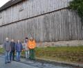 Bild: Lowak
Gleißenthal bekommt ein Gemeinschaftshaus. Josef und Gabi Hecht (von rechts) stellen dafür einen alten Stall zur Verfügung. Darüber freuen sich auch Thomas Wilhelm, Bürgermeister Karlheinz Budnik und Sandra Fütterer vom Ortsverschönerungsverein.
