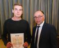 Bild: do
"Mach weiter so" hieß es für den 20-jährigen Tremmersdorfer Matthias Diepold in der Bürgerversammlung. Bürgermeister Albert Nickl würdigte mit diesen Worten den Schulbesten der Europa-Berufsschule Weiden im Ausbildungsberuf des Kfz-Mechatronikers und überreichte Dankurkunde und Gutschein