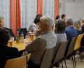 Bild: weu
Bei gutem Essen und Unterhaltung genossen die ehrenamtlichen Mitarbeiter den Helferabend. Das Pfarrerehepaar Schlinke überraschte mit einem „Talk in Church“.