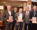 Bild: bnr
Der Bürgerverein zeichnete langjährige Mitglieder mit Urkunde und Treuenadel aus. Die Auszeichnung ging (von links) an Albert Zitzmann, Herrmann Kemptner und Anton Schopper. Dazu gratulierten Bürgermeister Armin Schärtl und Vorsitzender Karl Beer. Die weiteren Geehrten waren verhindert.