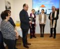 Bild: bjp
Als Schmuck für das Sitzungs- und Trauungszimmer im Alten Pfarrhof erhielt Bürgermeister Thorsten Hallmann (Vierter von rechts) von Pfarrer Edmund Prechtl (rechts) ein Kruzifix. Lektorin Judith Rau und Pfarrerin Anne Utz (Zweite und Dritte von rechts) freuen sich mit.