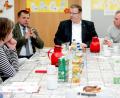 Bild: gac
In vielem waren sie sich einig: Günter Koller, Leiter der Sozialstation (2. von links) und der Bundestagsabgeordnete Uli Lechte (FDP, Mitte) bei der Diskussion der Probleme in der Altenpflege.