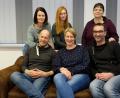 Bild: do
Mit einer Komödie voller Verwicklungen und Turbulenzen regt der Theaterverein Eschenbach die Lachmuskeln der Theaterfreunde an. Unser Bild zeigt die Akteure Reinhard Leipold, Sandra Mandanici und Markus Knechtel (sitzend, von links) sowie Stefanie Schuller, Anne Müller und Carmen Longares-Ulrich (stehend, von links).