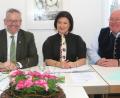 Bild: Hirsch
Oberbürgermeister Andreas Feller, Veranstalterin Ildiko Hummel und TV-Gartenexperte Andreas Modery (von links) werben für die vierten Schwandorfer Gartentage im April.