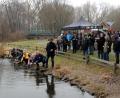 Bild: sne
Bürgermeister Edgar Knobloch, CSU-Ortsvorsitzender Gerald Morgenstern, viele Stadtratskandidaten und Bürger waschen ihre Geldbörsen im Grafenwöhrer Stadtweiher aus.