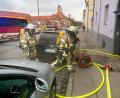 Bild: Hösamer
Die Feuerwehrleute gingen unter schwerem Atemschutz gegen den Kellerbrand in dem Mehrfamilienhaus an der Wackersdorfer Straße vor.
