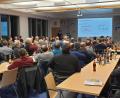 Bild: fvo
Gut besucht ist der Vortrag im Vohenstraußer Raiffeisensaal mit Pflanzenbauberater Michael Huber (am Pult)