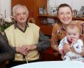 Bild: tr
Vier Generationen mit Tochter Christina Wolfrum, Ludwig Wolfrum und Adele Steinhauser, die Ehefrau von Enkel Jürgen Steinhauser mit Urenkelin Aurora (von links).
