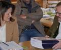 Bild: tr
Alfred Stier (rechts) mit der umfangreichen Machbarkeitsstudie. Ministerin Kaniber soll dafür in München werben und ein Gespräch beim Ministerpräsidenten Markus Söder arrangieren.