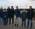 Bild: jr
Auf dem Sportgelände des TSV Konnersreuth trafen sich (von links) Herbert Neumann, Alexander Martin,Sonja Zimmermann, SPD-Ortsvorsitzender Markus Wenisch, SPD-Bürgermeisterkandidat Wolfgang Pötzl, stellvertretender TSV-Vorsitzender Christopher Rüth, Stephan Zimmermann und Marktrat Edgar Wenisch.