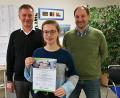 Bild: exb
OStD Christian Schwab, Schulleiter des JAS-Gymnasiums, überreichte Elena Meier (Q11) die Urkunde für die Teilnahme an der zweiten Runde der „31. Internationalen BiologieOlympiade“. Herr Schwab und Betreuungslehrer Michael Sontheim gratulierten ganz herzlich und bedankten sich für ihr großes Engagement, das sie bei der wiederholten Teilnahme an diesem anspruchsvollen Biologie-Wettbewerb zeigte.