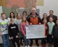 Bild: dob
Die Realschüler überreichen dem Vorsitzenden der Kinderkrebshilfe den gesamten Erlös ihres Adventskonzerts in der katholischen Stadtpfarrkirche. Direktor Andreas Meier (rechts) lobt Lehrer und Jugendliche für das beispiellose Engagement.